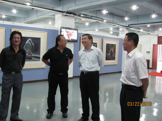 2010年3月22日下午，副市长严小康到本美术馆参观田夫画展