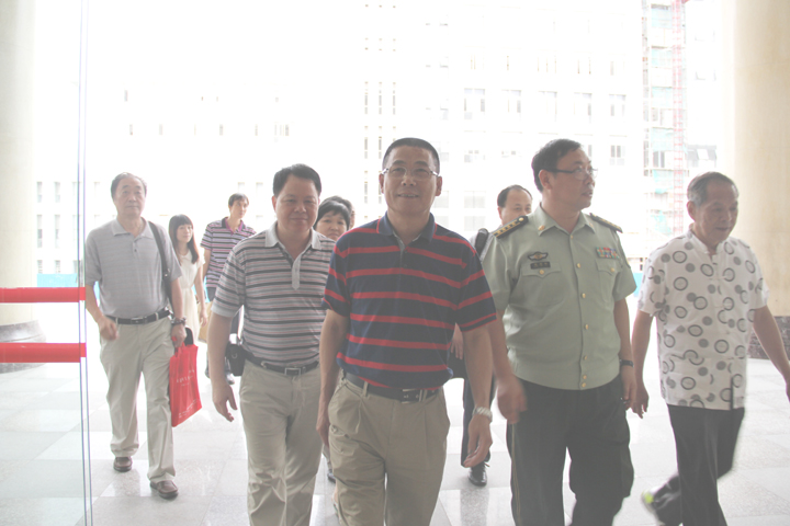 2013年7月1日，民间艺术院组织成员于“七一”到武警广州指挥学院进行拥军慰问活