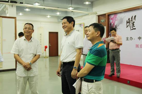 2014年7月10日，东莞市政协领导和民革广东省部分成员分别参观曜湘居藏画展